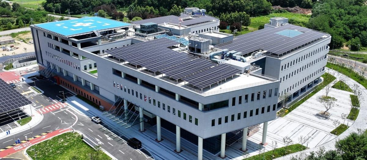 국립소방병원은 전현직 소방공무원은 물론이고 인근 지역 주민까지 폭넓게 이용할 수 있어 의료 취약 지역인 중부 4군의 의료 접근성 제고와 주민 삶의 질 개선에 큰 역할을 할 것으로 기대된다. 사진은 국립소방병원 전경. 음성군 제공