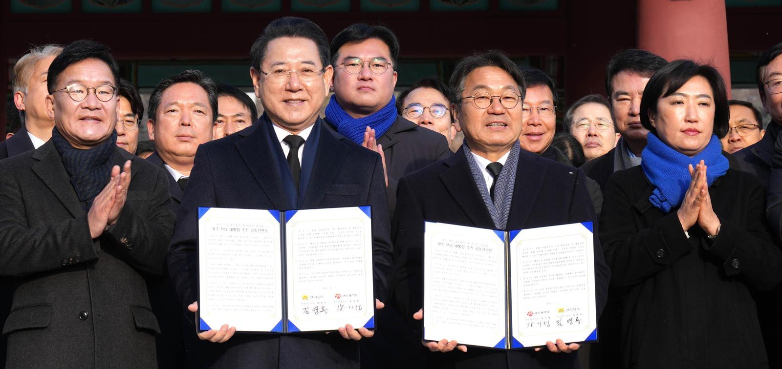 강기정 광주시장(오른쪽에서 두 번째)과 김영록 전남지사(오른쪽에서 세 번째)가 2일 광주 북구 운정동 국립5·18민주묘지에서 ‘광주·전남 통합 지방정부 추진 공동선언문’을 발표하고 있다. 전남도 제공