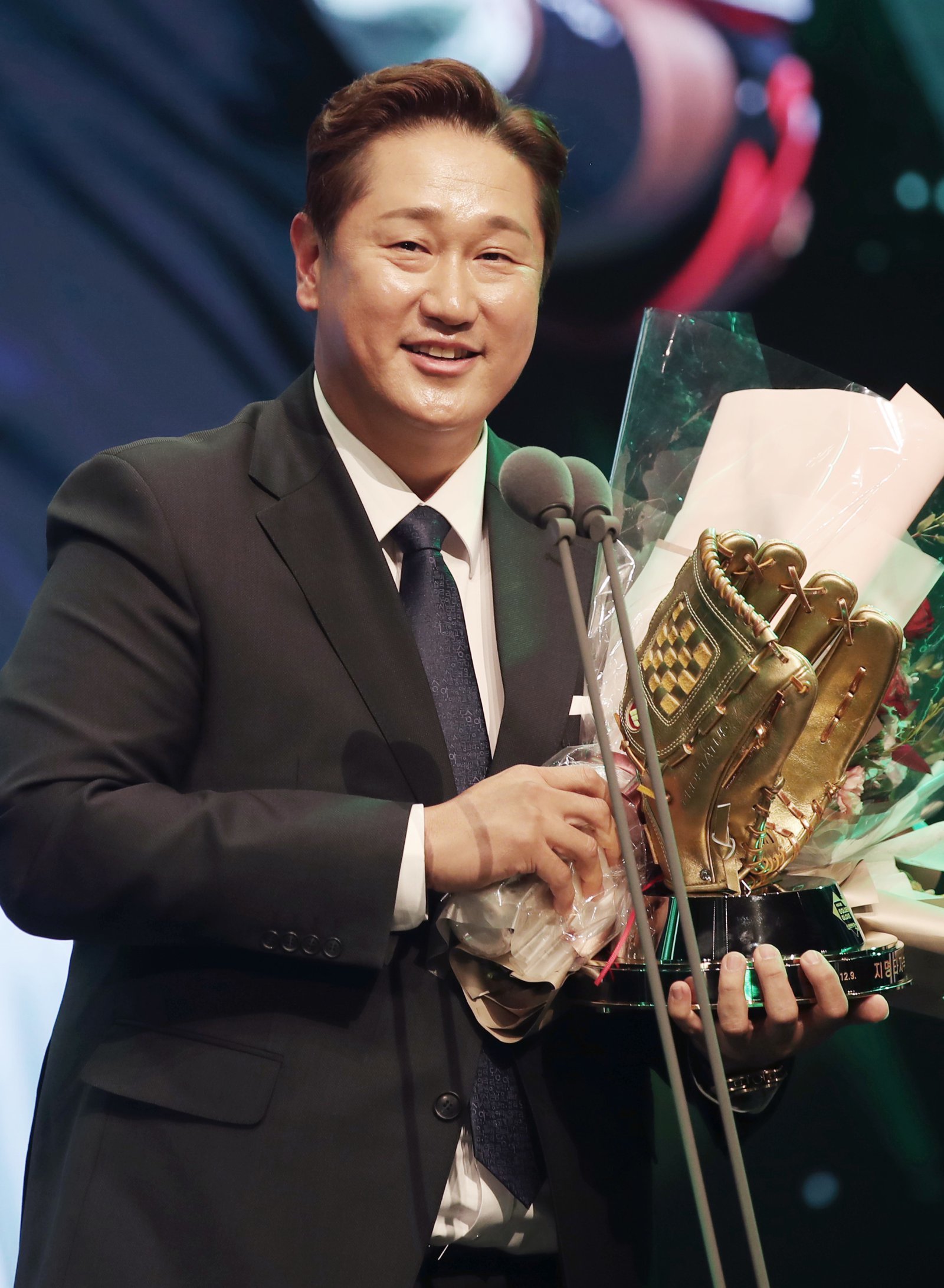 9일 서울 강남구 코엑스 오디토리움에서 열린 2022 신한은행 SOL KBO 골든글러브 시상식에서 롯데 이대호가 지명타자 부문 골든글러브를 수상, 소감을 말하고 있다. 2022.12.09.[서울=뉴시스]