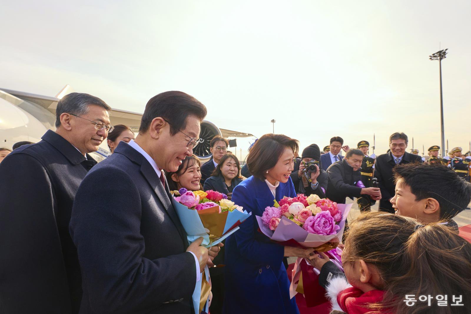 3박 4일간 중국을 국빈 방문하는 이재명 대통령과 김혜경 여사가 4일 오후 중국 베이징 서우드공항에 도착해 영접나온 인허쥔 과학기술부장(장관)과 인사하고 있다. 베이징=송은석 기자 silverstone@donga.com