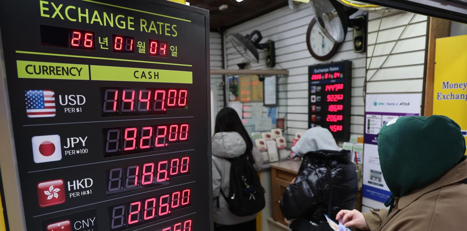 4일 서울 중구 명동 환전소를 찾은 고객들이 환전을 하고 있다. 미국이 3일(현지 시간) 니콜라스 마두로 베네수엘라 대통령을 전격 체포한 가운데, 전문가들은 글로벌 정세 불확실성이 환율에 미칠 영향에 주목하고 있다. 미 달러화 등 안전자산 선호 심리가 강해지면 원-달러 환율 상승 압력이 커질 수 있다. 뉴스1