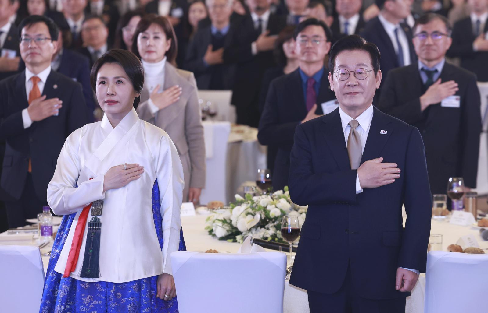 李, 中 동포 만나 “한중 관계 전면 복원, 최대 성과이자 보람”