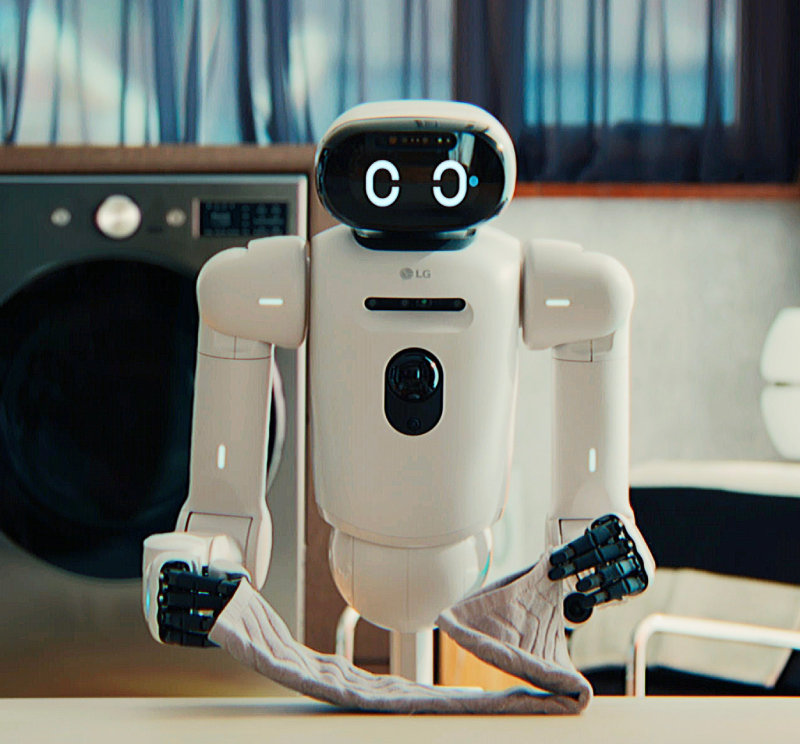 LG전자가 ‘CES 2026’ 개막 하루 전인 5일(현지 시간) ‘LG 월드 프리미어’에서 공개하는 홈 로봇 ‘LG 클로이드(LG CLOiD)’. 로봇이 세탁이 끝난 수건을 정리하고 있다. LG전자 제공