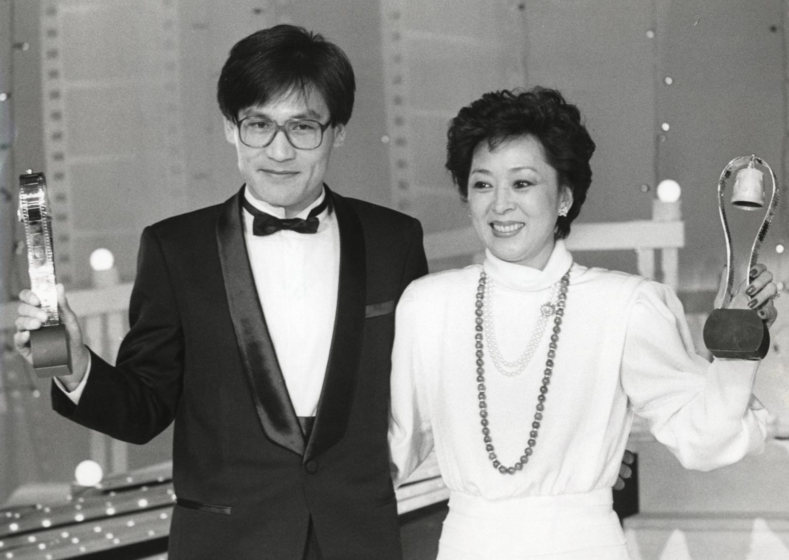 제24회 대종상영화제에서 남녀 주연상을 수상한 안성기(왼쪽)와 김지미.