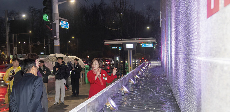 박희영 용산구청장(오른쪽)이 이태원 전망대 벽천 분수 가동상태를 점검한다. 용산구 제공