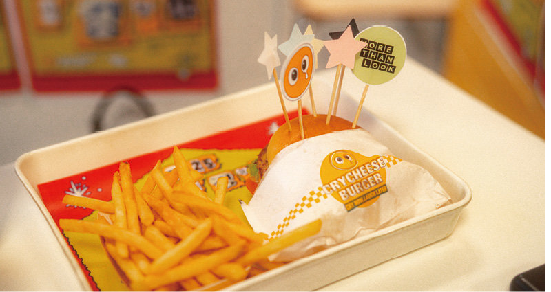 이날 테이블에는 한 해를 돌아볼 수 있는 질문 토퍼가 꽂힌 버거가 놓였다 .