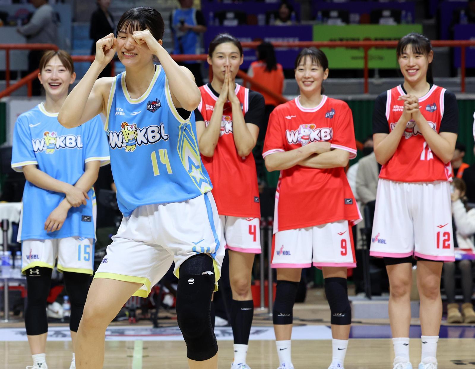 MVP 세리머니
변소정(BNK)이 4일 열린 2025∼2026시즌 여자프로농구(WKBL) 올스타전에서 최우수선수(MVP)로 뽑힌 뒤 세리머니를 하고 있다. 최다 득점(25점)을 기록하며 ‘팀 포니블’의 승리를 이끈 변소정은 MVP 상금 300만 원에 최다 득점자에게 주는 상금 200만 원도 받았다. 부산=뉴시스