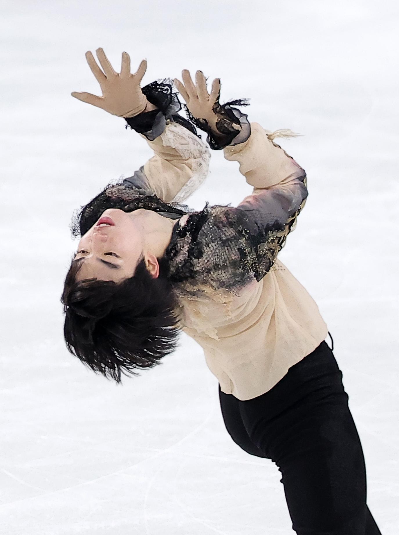 차준환이 4일 열린 전국남녀 피겨스케이팅 종합선수권 남자 싱글 프리스케이팅에서 주제곡 ‘물랑루즈’에 맞춰 이너바우어 동작을 하고 있다. 뉴스1