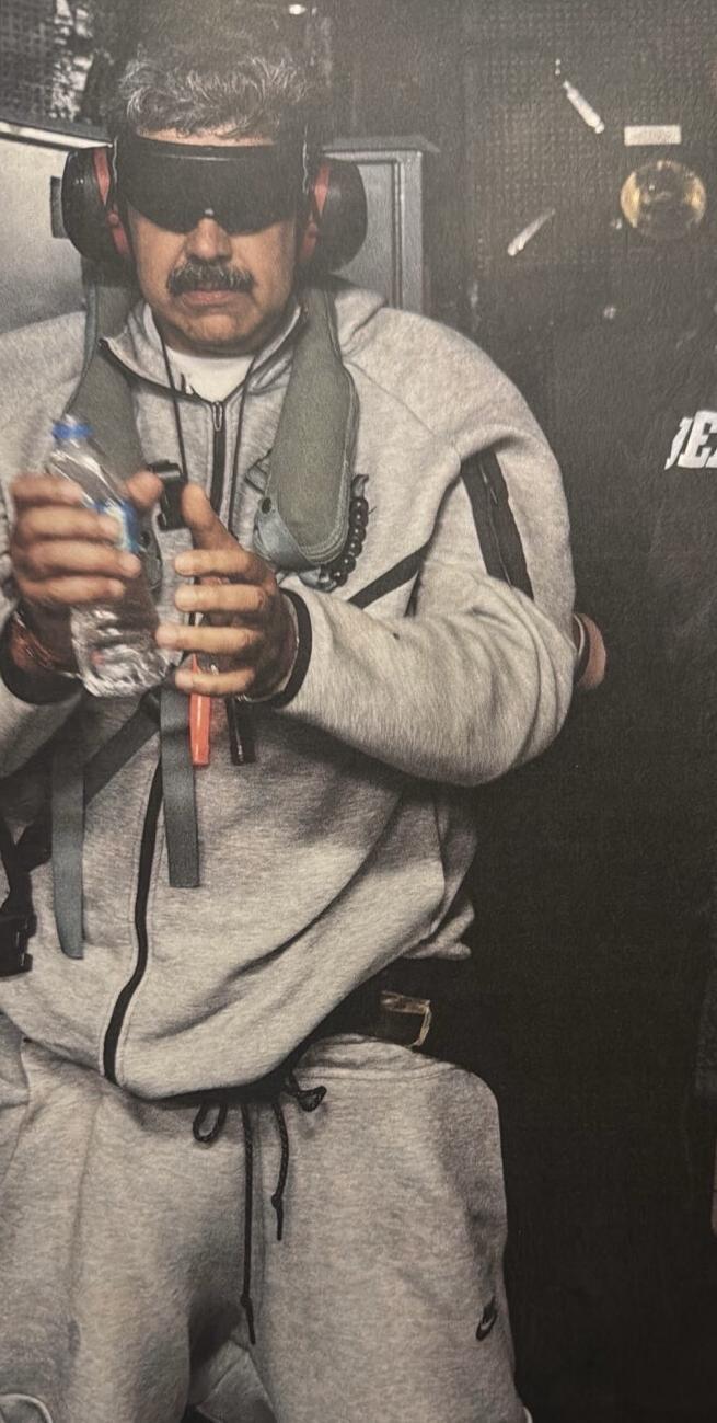 나이키 트레이닝복 차림으로 잡혀가는 마두로
3일(현지 시간) 미군 특수부대 델타포스에 체포돼 이송 중인 회색 나이키 트레이닝복 차림의 니콜라스 마두로 베네수엘라 대통령이 눈과 귀가 가려진 채 손목에 수갑을 차고 있다. 이날 도널드 트럼프 미국 대통령은 자신의 트루스소셜 계정을 통해 이 사진을 공개하며 “마두로가 USS 이오지마함에 탑승해 있다”고 밝혔다. 사진 출처 도널드 트럼프 트루스소셜