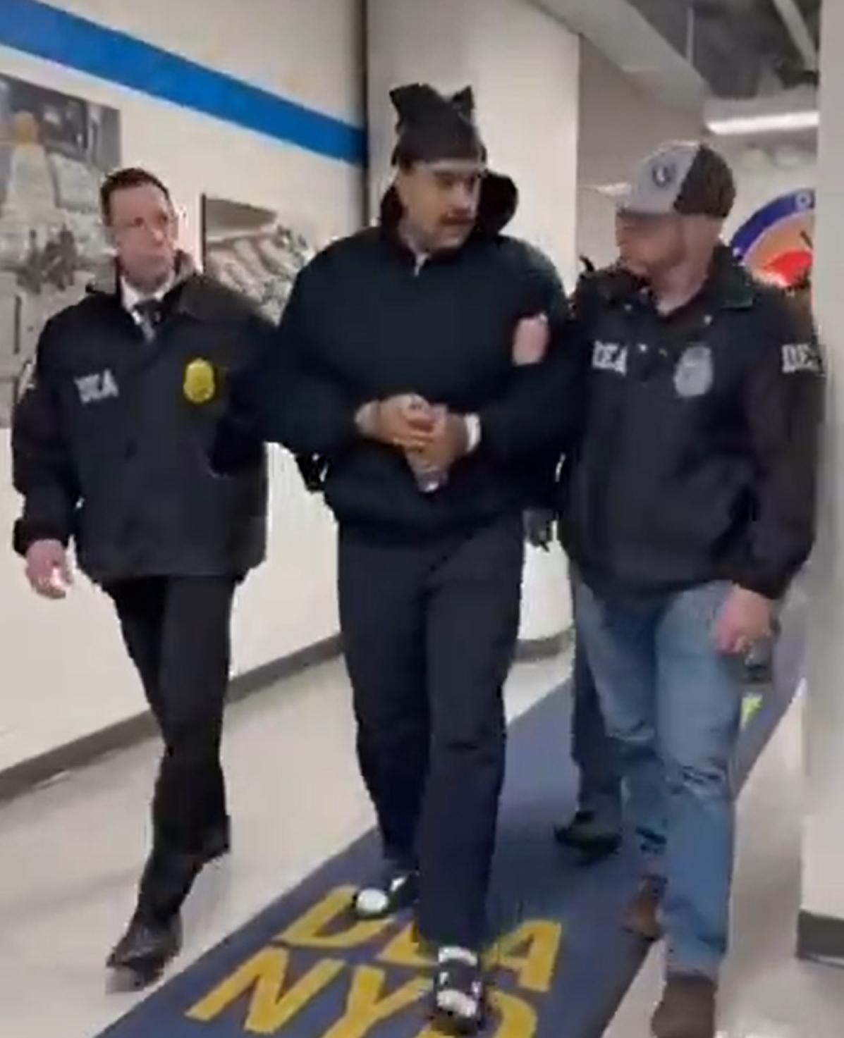 마약단속국 뉴욕지부 압송된 마두로
3일(현지 시간) 니콜라스 마두로 베네수엘라 대통령(가운데)이 미국 뉴욕의 마약단속국(DEA) 뉴욕지부에서 수갑을 찬 채 요원들에게 둘러싸여 걸어가고 있다. 사진 출처 미국 백악관 X 계정