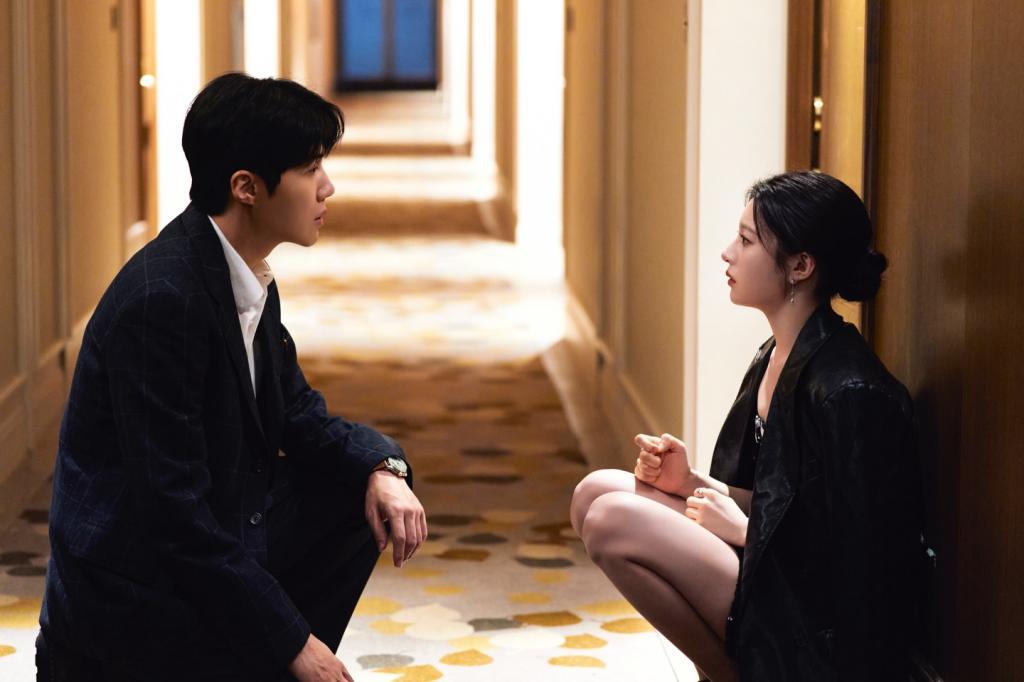 16일 공개되는 12부작 드라마 ‘이 사랑 통역되나요?’ 스틸컷. 로맨스 작품들을 주로 쓴 인기 작가 ‘홍자매’(홍정은, 홍미란)의 신작으로 배우 고윤정, 김선호가 출연했다. 넷플릭스 제공