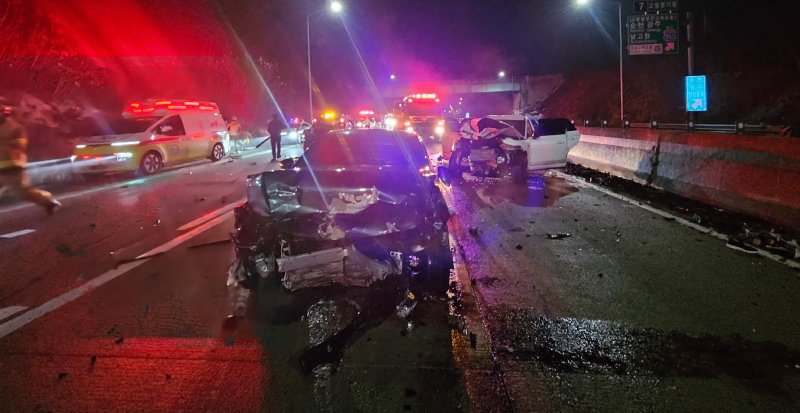 서해안 고속도로 고창JC 인근서 ‘꽝’ 4일 오전 1시 23분경 서해안고속도로 상행선 전북 고창 분기점 인근에서 사고 현장을 수습 중이던 이승철 경정(55) 등을 졸음운전 차량이 덮치는 2차 사고가 발생해 이 경감 등 2명이 숨지고 9명이 다쳤다. 사고를 당한 차량이 찌그러져 있다. 전북소방본부 제공