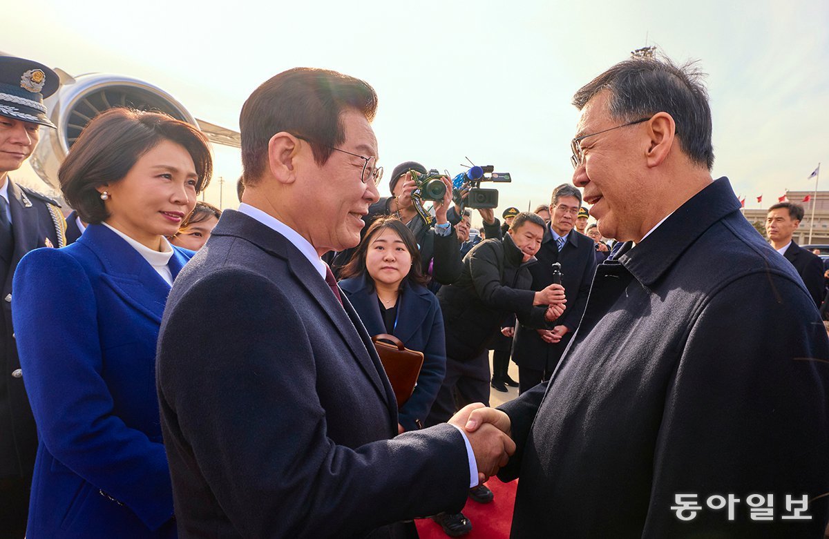 격 높여 李대통령 영접한 中… 北은 탄도미사일 도발