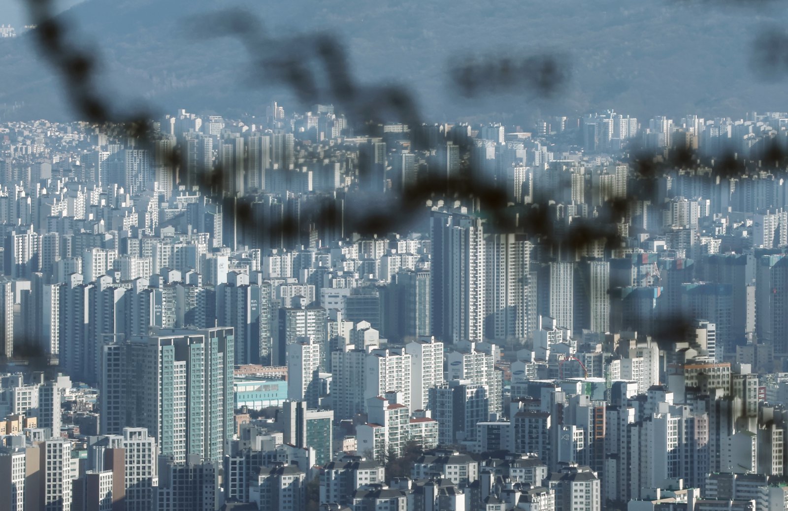 서울 남산타워에서 바라본 아파트 단지. 2025.12.31/뉴스1