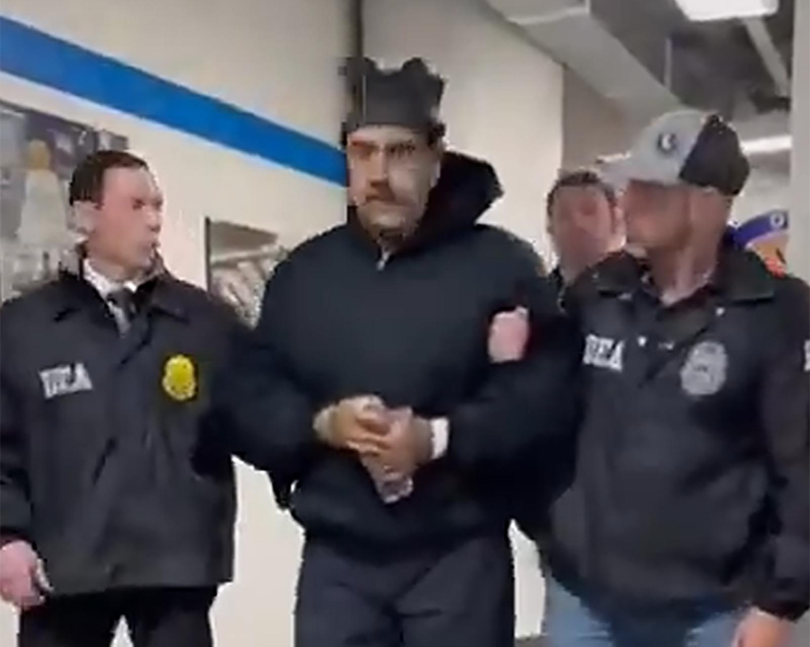 니콜라스 마두로 베네수엘라 대통령이 3일(현지시간) 미국 마약단속국(DEA) 요원에게 이끌려 ‘퍼프 워크’(perp walk·수사기관이 피의자를 언론 카메라에 의도적으로 노출시키는 행위)를 하는 모습이 공개됐다. (백악관 긴급대응 엑스 계정 게시물 캡쳐) 2026.1.4/뉴스1