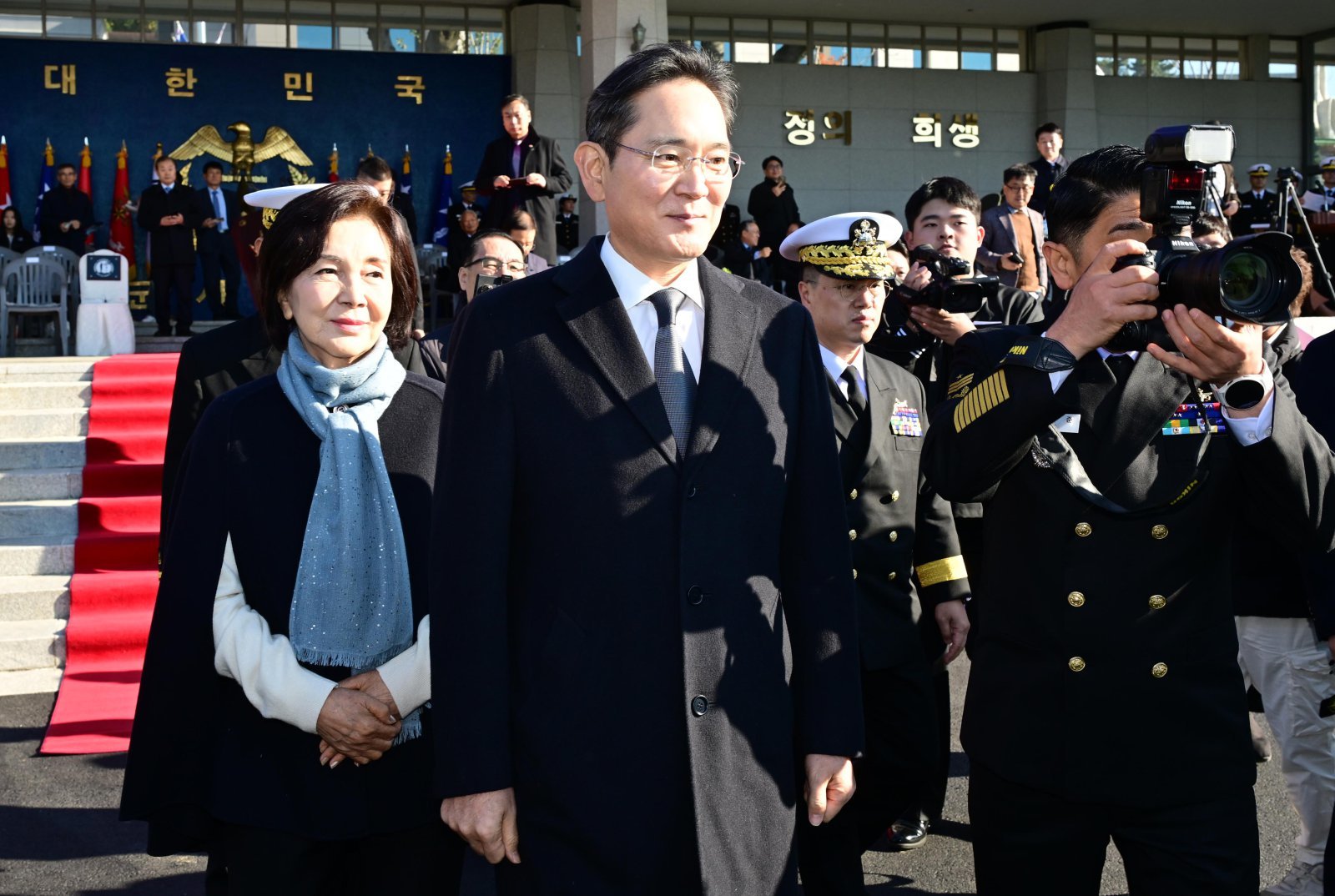 이재용 삼성전자 회장과 홍라희 전 삼성미술관 리움 관장이 28일 오후 경남 창원 해군사관학교 연병장에서 열린 제139기 해군·해병대 사관후보생 수료 및 임관식에 참석해 장남 이지호 신임 소위 계급장 수여를 위해 이동하고 있다. (공동취재) 2025.11.28.[창원=뉴시스]