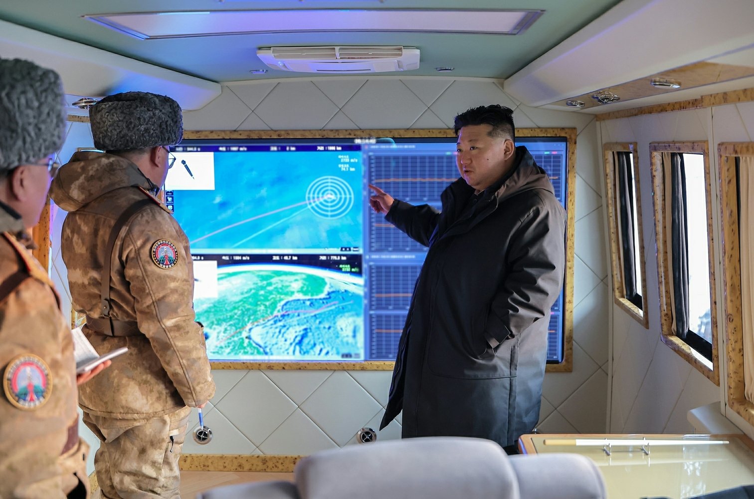 김정은 “최근 국제적 사변이 핵억제력 필요성 설명해줘”