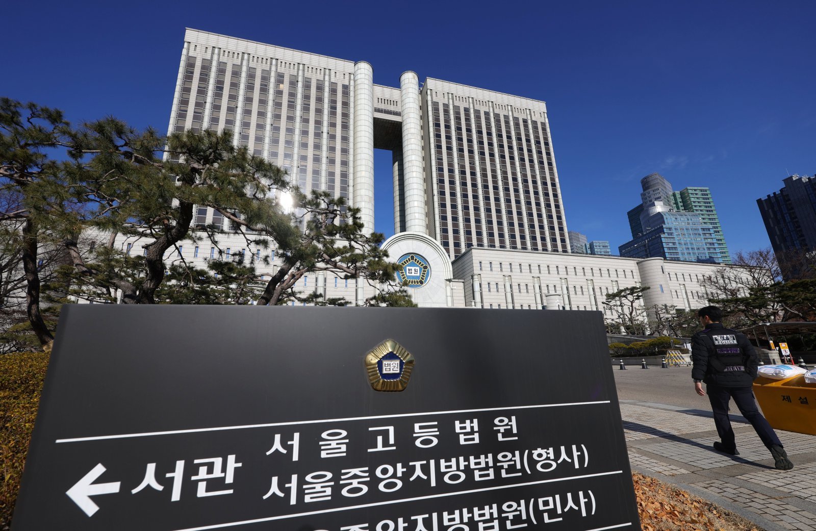 서울고등법원(고법)에서 내란전담재판부 설치와 관련해 대법원이 내놓은 대안의 실행 방안을 논의하기 위한 전체 판사회의가 예정된 22일 서울고법이 위치한 서울 서초구 서울법원종합청사. 2025.12.22. [서울=뉴시스]