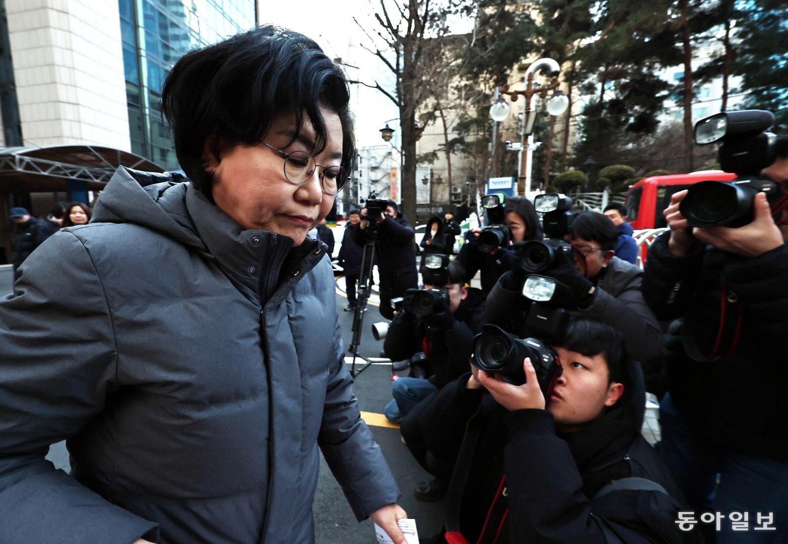 이혜훈 기획예산처 장관 후보자가 5일 오전 서울 중구 예금보험공사에 마련된 인사청문회 준비 사무실로 출근하며 전국장애인차별철폐연대 관계자들과 인사를 나눈뒤 사무실로 향하고 있다.

				양회성 기자 yohan@donga.com