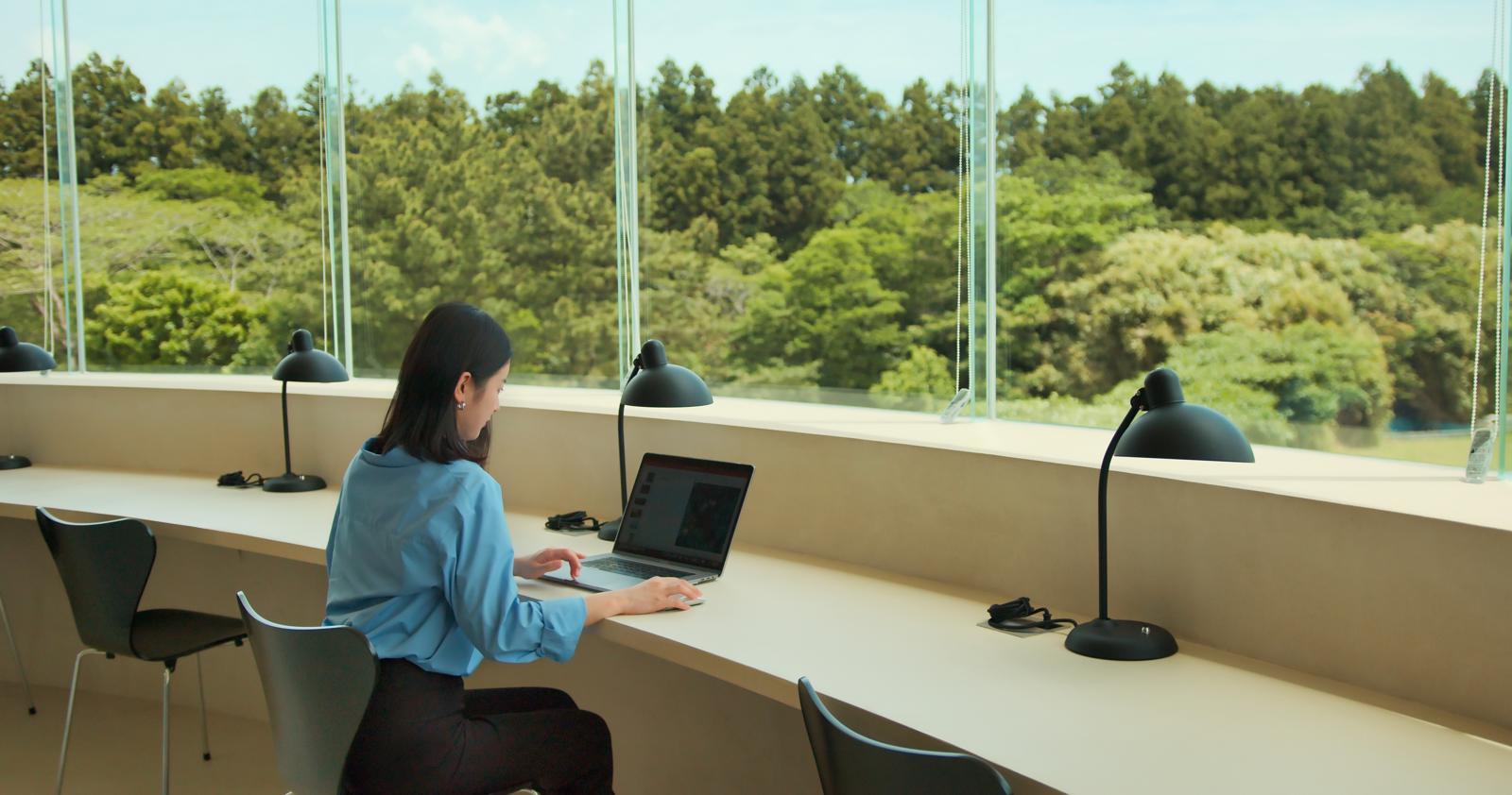 제주 워케이션 오피스에서 도외 직장인이 원격근무를 하고 있다. 제주도 제공