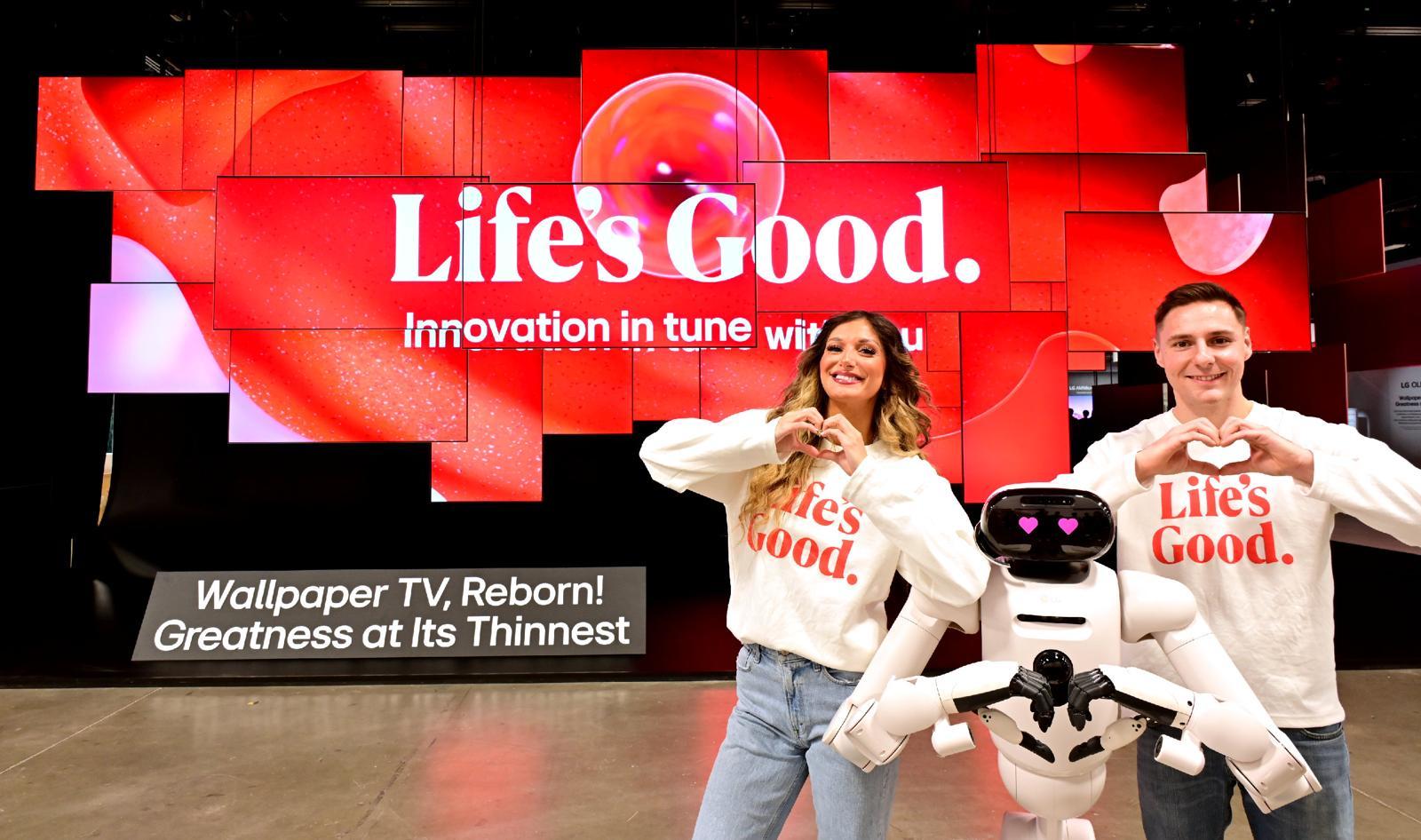 4일(현지시간) CES 2026 개막을 앞둔 미국 라스베이거스의 LG전자 전시관 입구에서 모델들이 홈 로봇 ‘LG클로이드’와 다양한 포즈를 취하고 있다. 이들 뒤로는 초슬림·초밀착 무선 월페이퍼 TV ‘LG 올레드 에보 AI W6’ 38대를 천장에 매달아 연출한 초대형 오브제가 보인다.