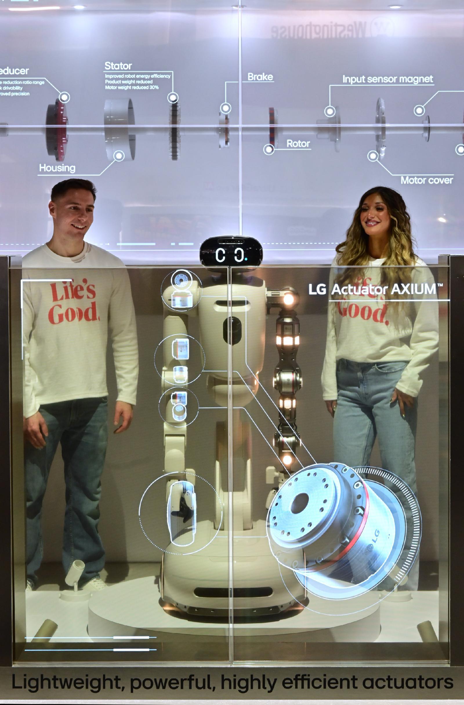 4일(현지시간) CES 2026 개막을 앞둔 미국 라스베이거스의 LG전자 전시관에서 홈 로봇 ‘LG클로이드’와 함께 로봇의 관절 역할을 하는 ‘액추에이터 악시움’을 투명 유기발광다이오드(OLED)로 소개하고 있다.