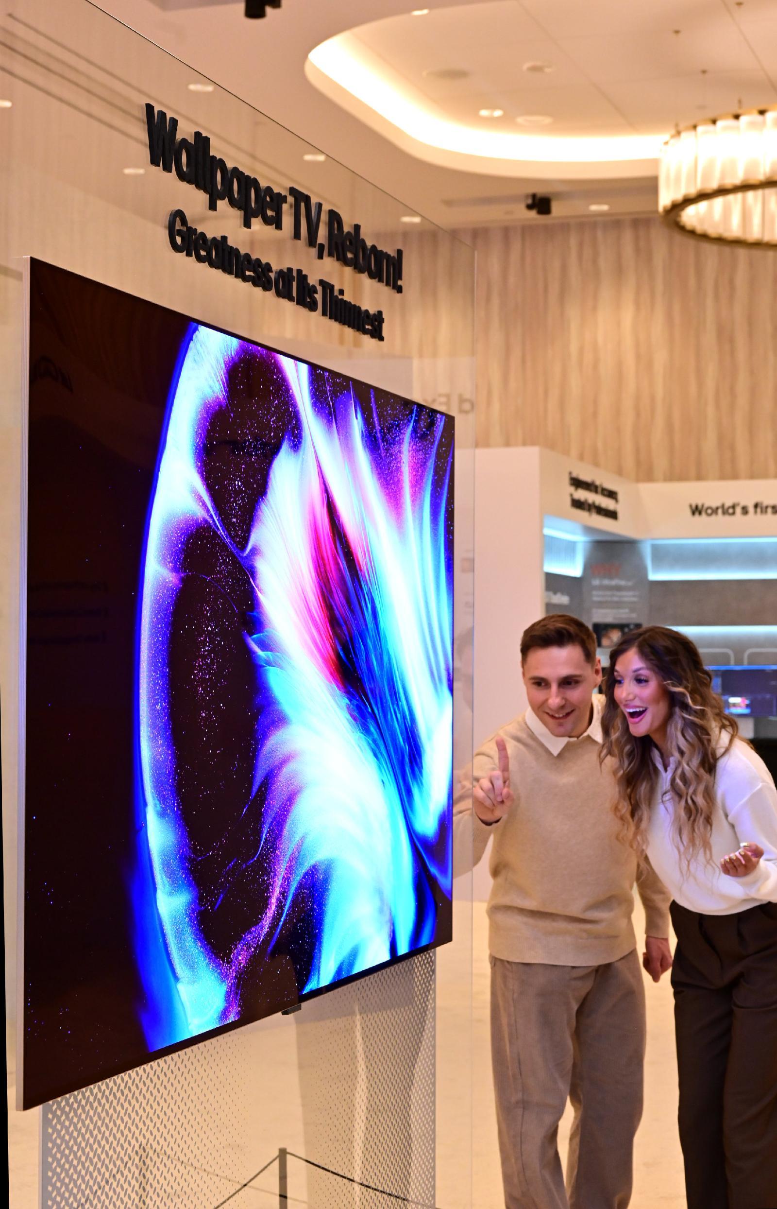 LG전자가 4일(현지시간) CES 2026 개막을 앞둔 미국 라스베이거스 퐁텐블로 호텔에서 사전 쇼케이스 ‘더 프리뷰’를 열고 ‘LG 올레드 에보 W6’를 선보였다. LG 올레드 에보 W6는 9mm대 두께를 구현하기 위해 패널부터 파워보드, 메인보드, 스피커 등 모든 부품에 초슬림화 기술이 적용됐다.