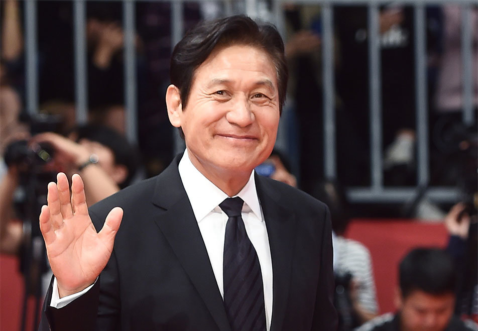 배우 안성기가 5일 서울 용산구 순천향대병원에서 향년 74세를 일기로 별세했다. 사진은 2016년 제21회 부산국제영화제 개막식 레드카펫 행사에 참석하는 배우 안성기. 2026.1.5/뉴스1