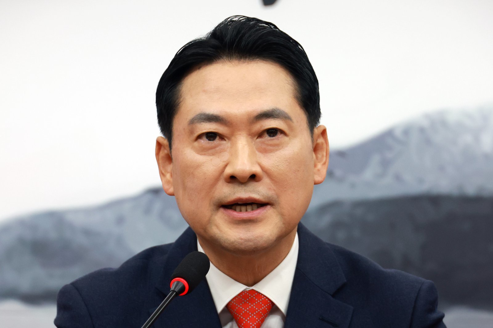 장동혁 국민의힘 대표가 5일 서울 여의도 국회에서 열린 최고위원회의에서 발언하고 있다. 뉴시스