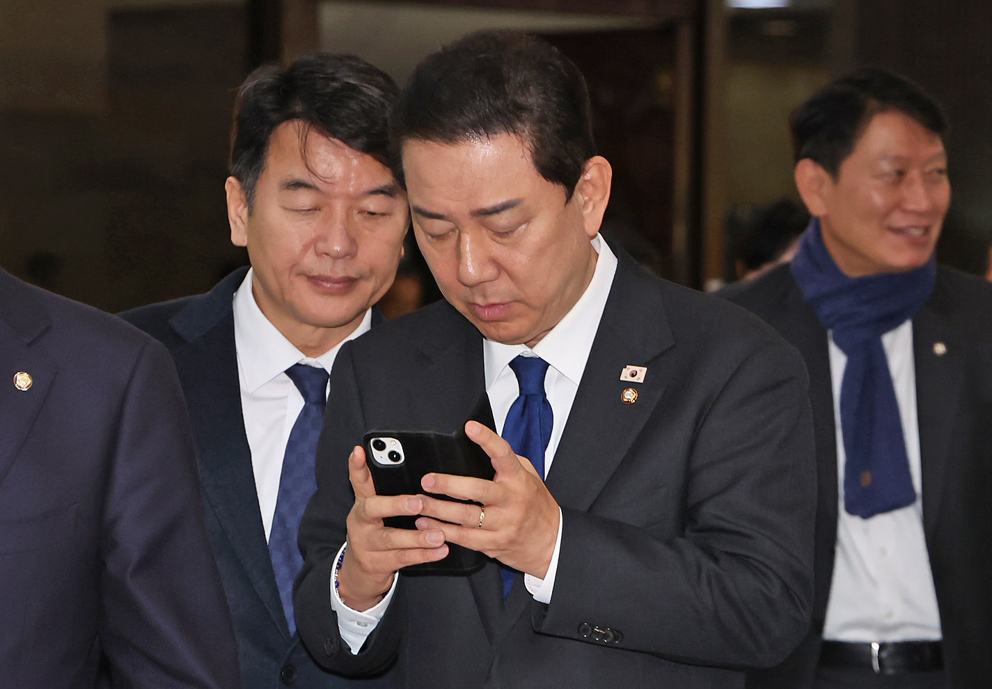 원내대표직을 사퇴한 김병기 더불어민주당 의원이 지난 12월 30일 서울 여의도 국회에서 열린 본회의를 마친 뒤 이동하고 있다. 2025.12.30/뉴스1