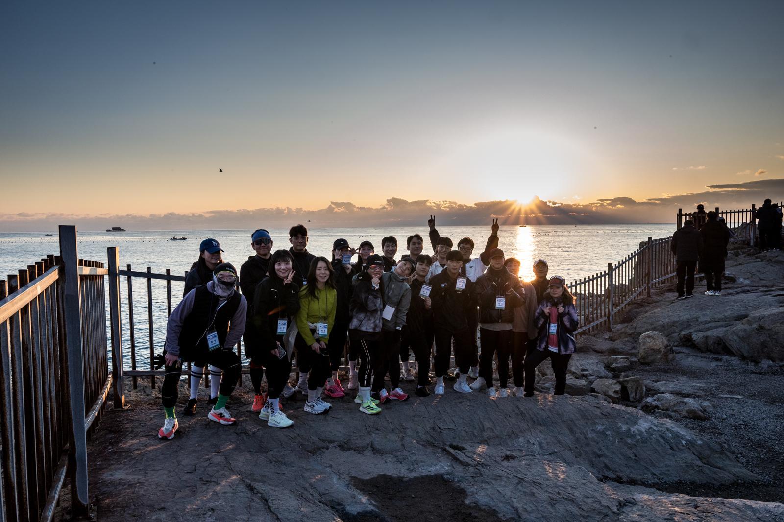 지난해 12월 28일 부산 기장군 해동용궁사 앞 해안가에서 HIBA 프로그램 참가자들이 기념사진을 촬영하고 있다. 박철호 한국관광공사 선임차장 제공