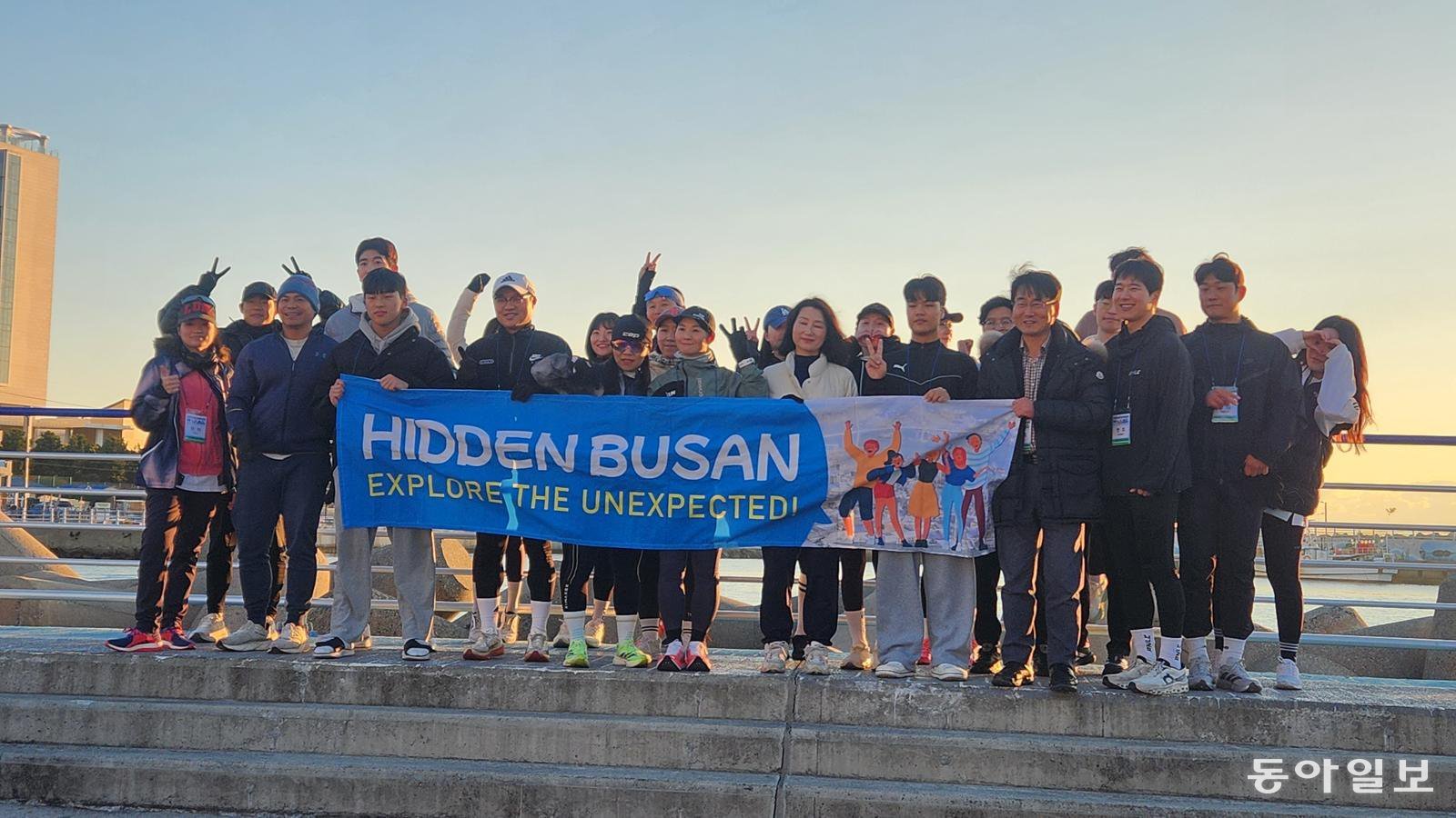 지난해 12월 28일 부산 기장군 동암마을 앞에서 HIBA 프로그램 참가자들이 기념사진을 촬영하고 있다. 김화영 기자 run@donga.com