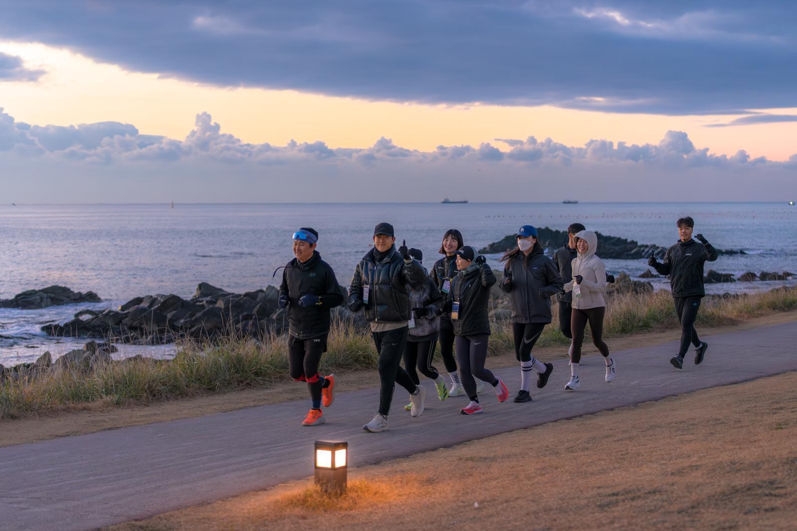 지난해 12월 28일 오전 부산 기장군 오랑대 인근 산책로에서 HIBA 참가자들이 달리고 있다. 박철호 한국관광공사 선임차장 제공