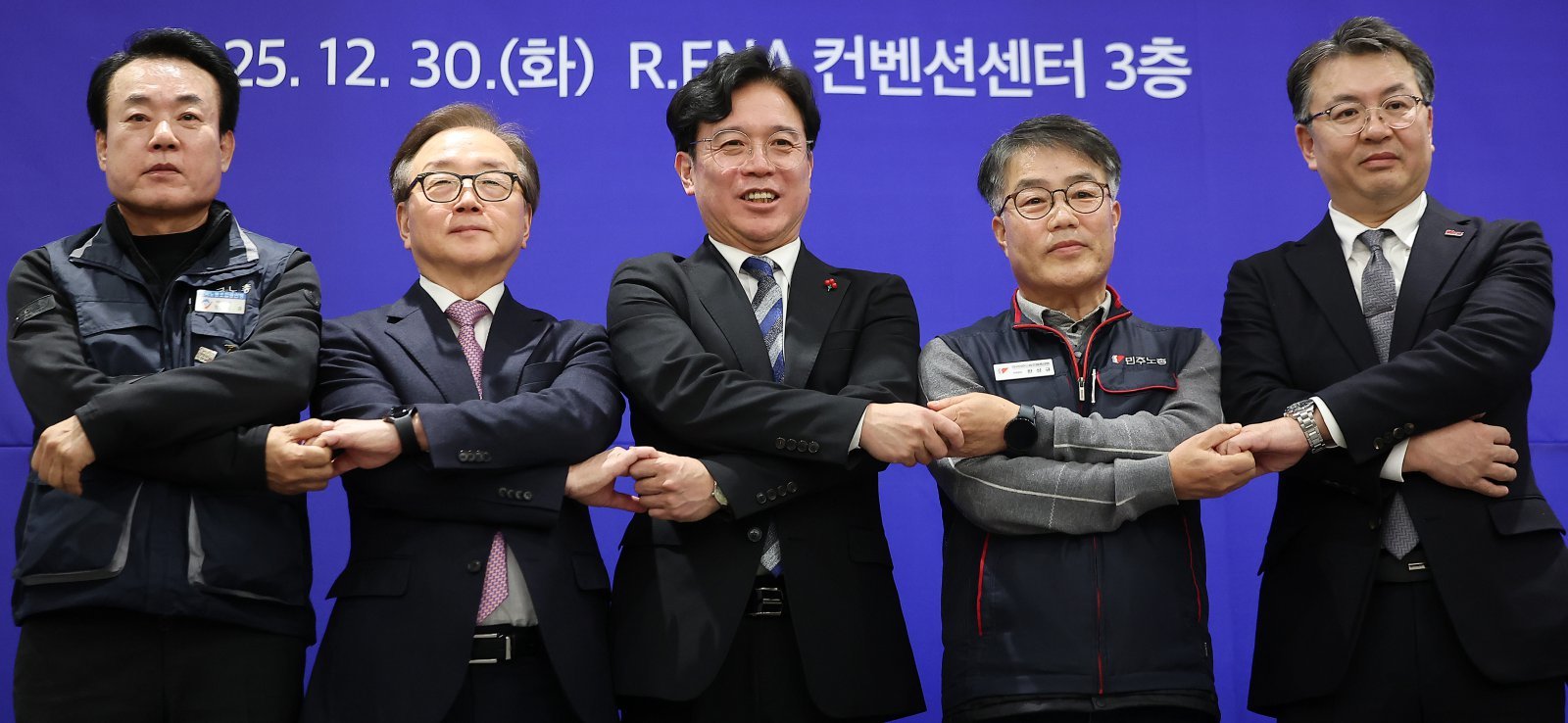 강석윤 한국노총 상임부위원장(왼쪽부터), 이동근 한국경영자총협회 상근부회장, 김영훈 고용노동부 장관, 한성규 민주노총 부위원장, 오기웅 중소기업중앙회 상근부회장이 30일 오후 서울 중구 서울 R.ENA 컨벤션센터에서 열린 ‘실노동시간 단축’ 노·사·정 공동선언 및 대국민 보고회에서 기념 촬영을 하고 있다. 2025.12.30 뉴스1