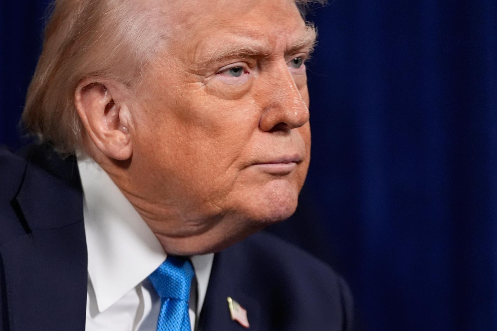 도널드 트럼프 미국 대통령이 지난 3일(현지 시간) 미국 플로리다주 팜비치의 마러라고에서 기자회견을 열어 니콜라스 마두로 베네수엘라 대통령 체포 작전을 설명하고 있다. 미국은 베네수엘라를 장악해 통제하겠다는 방침으로, 카르텔 반발과 중국과 마찰이 예상된다. 2026.01.05 팜비치=AP/뉴시스