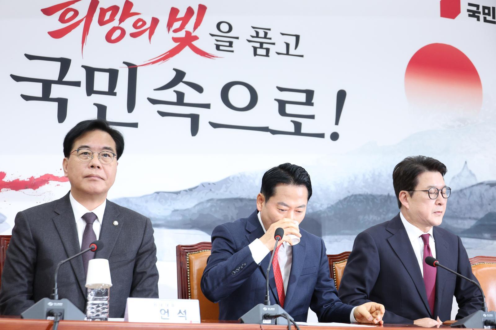 국민의힘 장동혁 대표가 5일 서울 여의도 국회에서 열린 최고위원회의에서 목을 축이고 있다. 왼쪽부터 송언석 원내대표, 장 대표, 신동욱 최고위원. 뉴스1