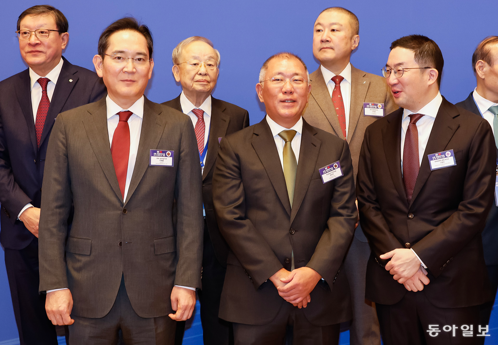 이재용 삼성전자 회장과 정의선 현대차그룹 회장 등이 5일 중국 베이징 조어대에서 열린 한중 비즈니스포럼에서 기념사진 촬영을 위해 대기하고 있다. 송은석 기자 silverstone@donga.com