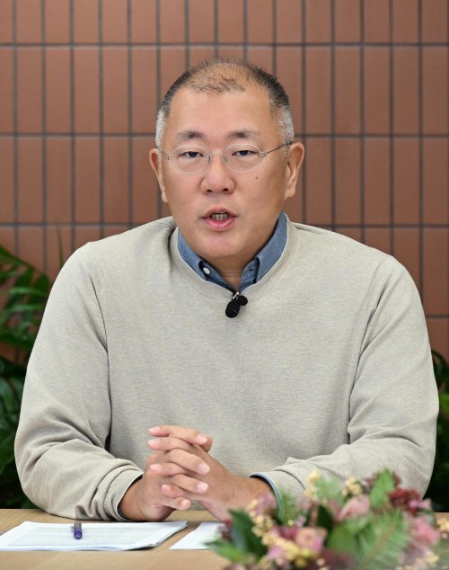 현대자동차그룹은 5일 2026년 신년회를 개최했다. 올해 신년회에는 정의선 회장을 비롯한 현대차그룹 주요 경영진들이 참석해 올해 경영방향성, 미래 모빌리티 핵심 기술 개발 현황과 기술 내재화 및 연관 생태계 구축에 대한 의지, 조직문화 등에 대해 임직원들과 진솔하게 소통했다.  사진은 정의선 회장이 그룹 임직원들에게 새해 메시지를 전하는 모습. (사진=현대차그룹 제공) 2026.01.05