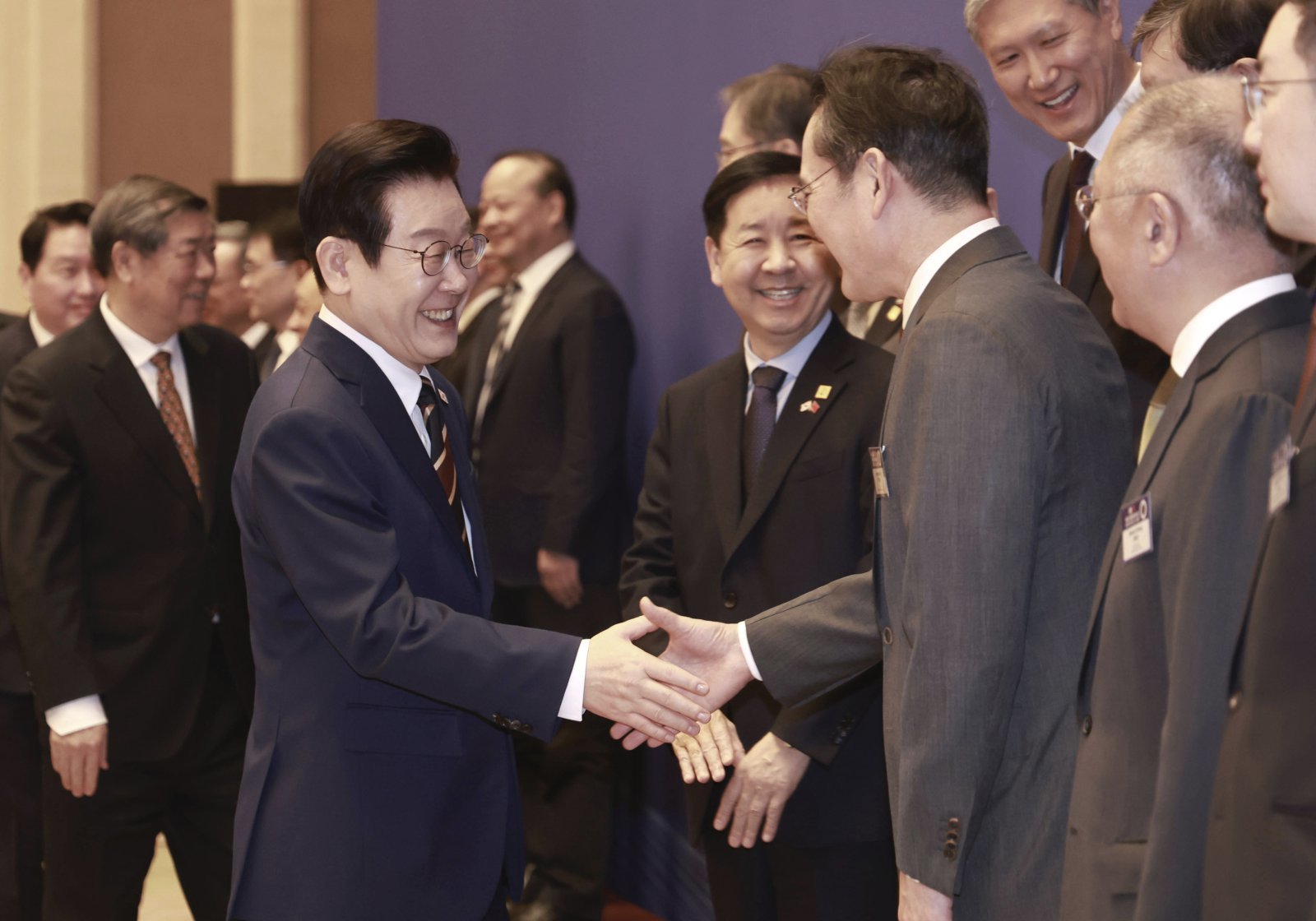 중국을 국빈 방문 중인 이재명 대통령이 5일(현지 시간) 베이징 조어대에서 열린 한중 비즈니스 포럼 사전 간담회에서 이재용 삼성전자 회장과 악수하고 있다. 2026.01.05. 베이징=뉴시스