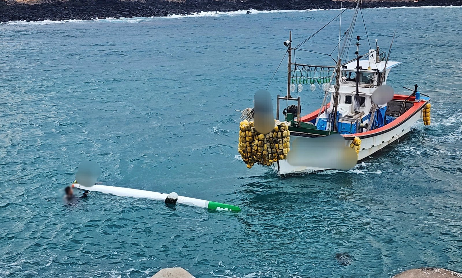 지난 3일 제주시 한경면 용수포구 인근 해상에서 전복된 카약이 옮겨지고 있다. 제주해양경찰서 제공
