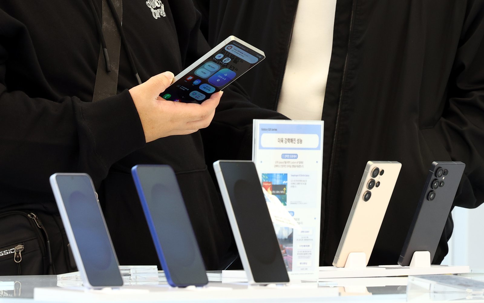 30일 서울 강남구 서초동 삼성 강남에서 고객들이 갤럭시 S25를 만져보고 있다.   삼성전자가 플래그십 스마트폰인 갤럭시 S25 시리즈 판매 호조와 메모리 판매 선방으로 올해 1분기 사상 최대 매출 실적을 기록했다.  삼성전자는 올해 1분기(1~3월) 연결 기준으로 매출 79조1405억원, 영업이익 6조6853억원의 실적을 기록했다고 30일 밝혔다.  매출은 분기 기준 사상 최대다. 전년 같은 분기 71조9156억원 대비 10.1% 증가했다.  2025.04.30. 서울=뉴시스