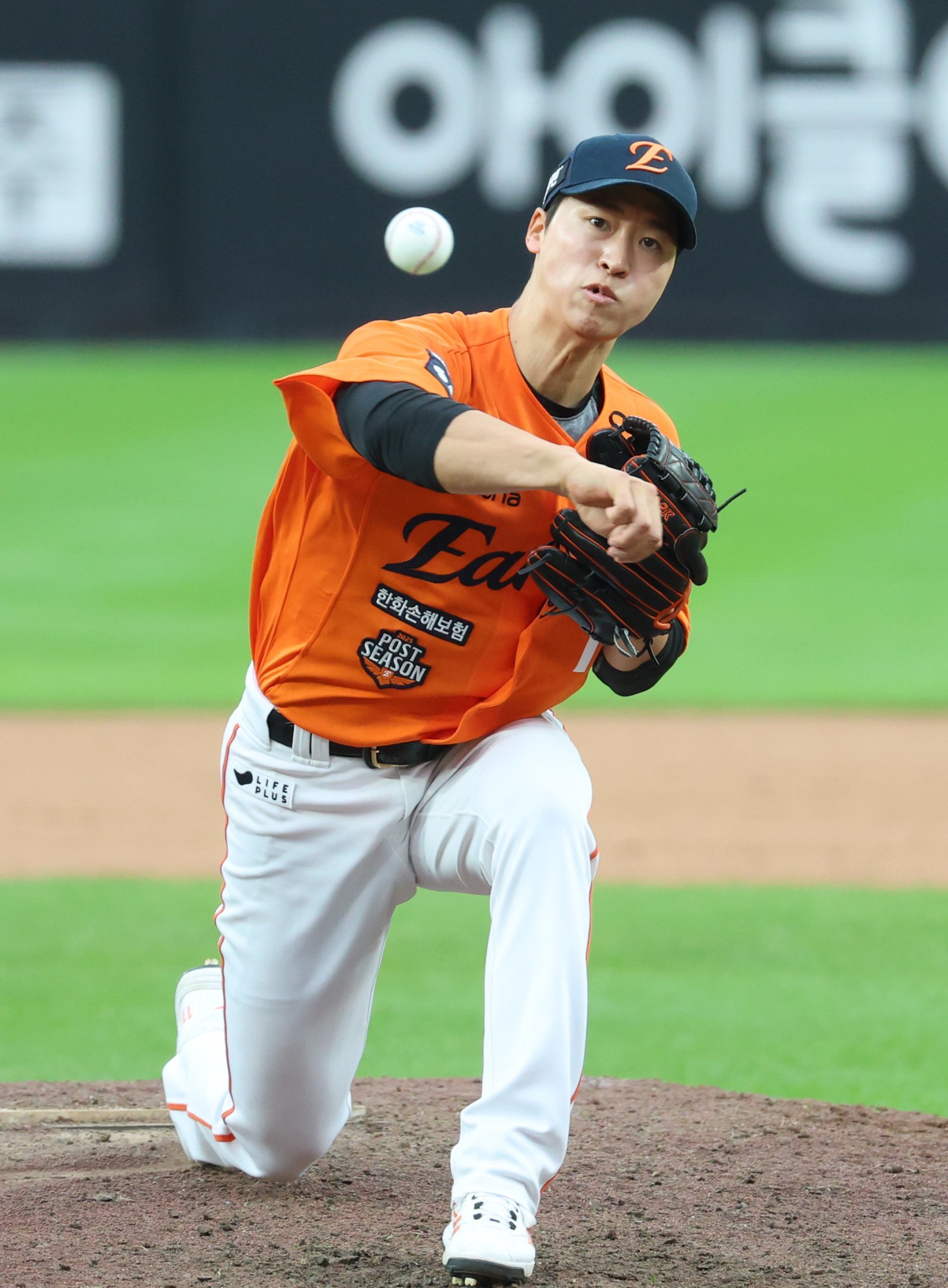 19일 대전 한화생명볼파크 열린 프로야구 2025 신한 SOL뱅크 KBO 플레이오프 1차전 삼성 라이온즈와 한화 이글스의 경기에서 한화 엄상백이 투구하고 있다. 2025.10.19/뉴스1