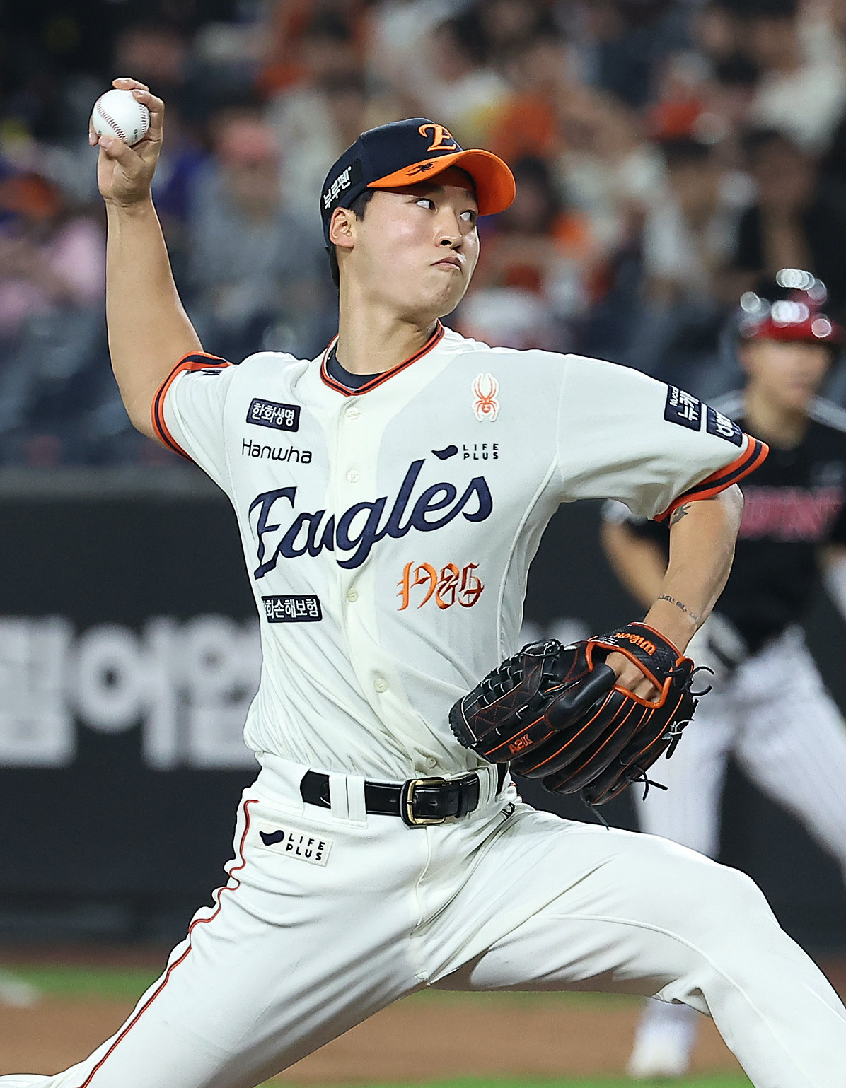 27일 오후 대전 한화생명 볼파크에서 열린 프로야구 ‘2025 신한 SOL뱅크 KBO 리그’ LG 트윈스와 한화 이글스의 경기, 한화 엄상백이 7회초 등판해 힘차게 공을 던지고 있다. 2025.9.27/뉴스1