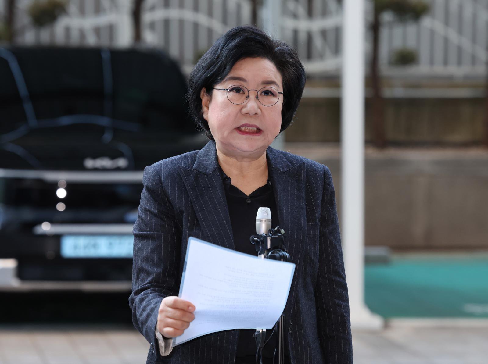 이혜훈 기획예산처 장관 후보자가 30일 오전 서울 중구 예금보험공사에 마련된 인사청문회 준비 사무실로 출근하며 준비한 자신의 입장을 밝히고 있다. 2025.12.30 뉴시스