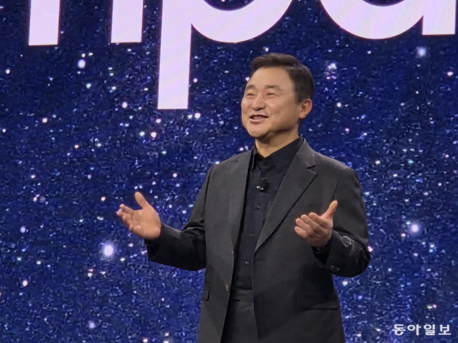 노태문 삼성전자 사장(DX부문장)이 미국 라스베이거스에서 오는 6일(현지 시간) 열릴 CES 2026을 앞두고 4일 열린 삼성전자 ‘더 퍼스트룩’ 프레스 컨퍼런스에서 연설을 하고 있다. 라스베이거스=이민아 기자