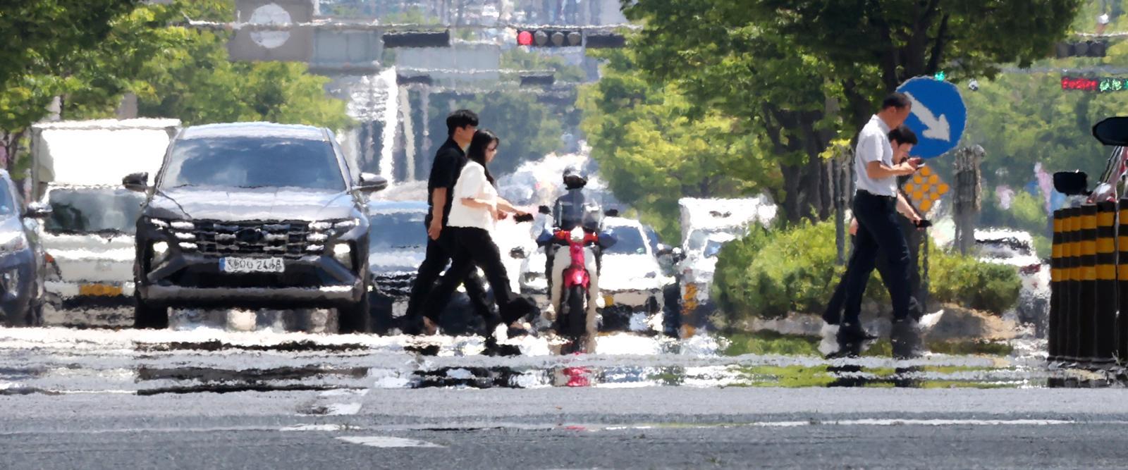 연일 무더위가 기승을 부리던 지난 7월 전북 전주시 효자로 위로 지열로 인한 아지랑이가 피어오르고 있다. 2025.7.29/뉴스1
