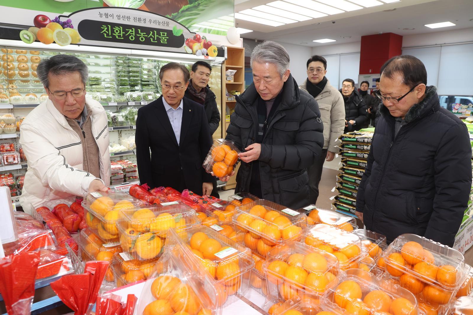 신년을 맞아 강호동 농협중앙회장(왼쪽에서 3번째)이 서서울농협 하나로마트 매장을 방문해 친환경 농산물을 점검하며 물가 동향을 살펴보고 있다. 농협중앙회