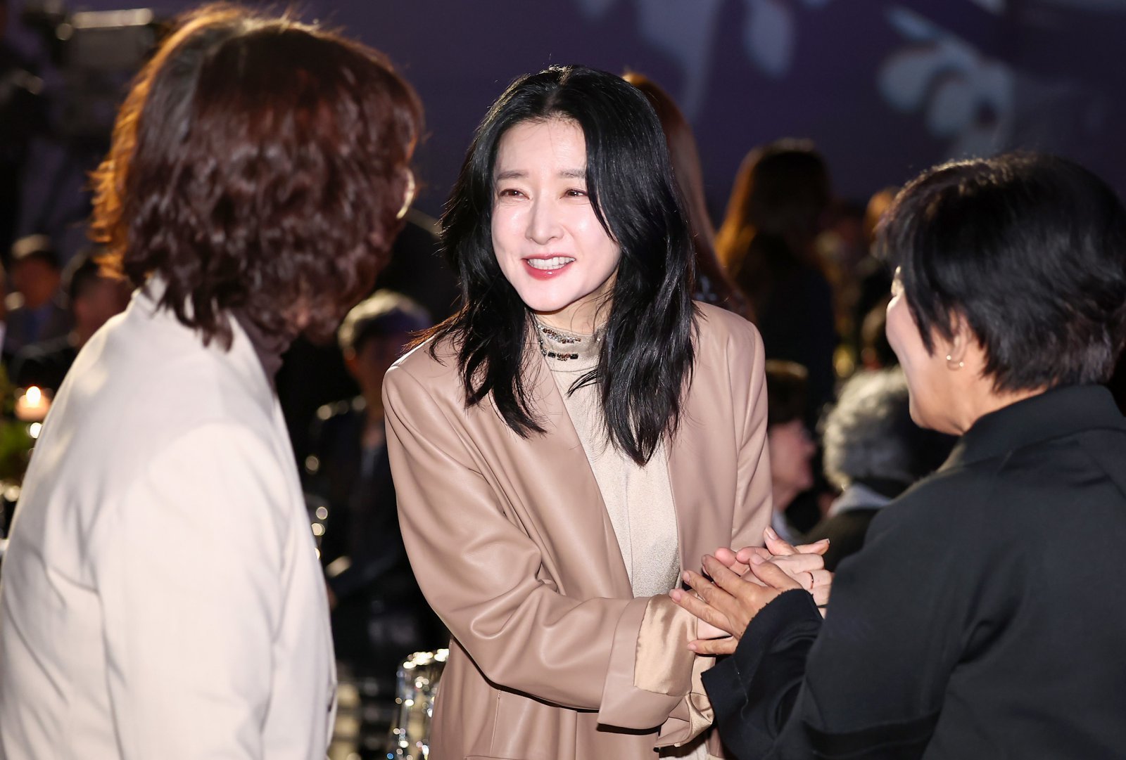 배우 이영애가 23일 서울 강덕구 고덕동 스테이지28에서 열린 제15회 아름다운예술인상 시상식에서 참석자들과 인사를 나누고 있다. 2025.10.23/뉴스1