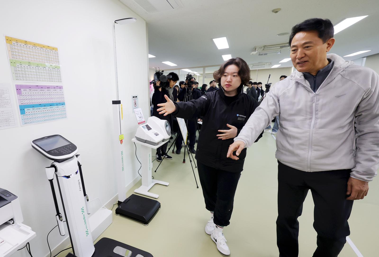 오세훈 서울시장이 5일 서울 서대문구보건소 체력인증센터에서 열린 서울체력9988 참여 시민 간담회에 앞서 체력 측정 장비들을 살펴보고 있다. 2026.01.05 뉴시스