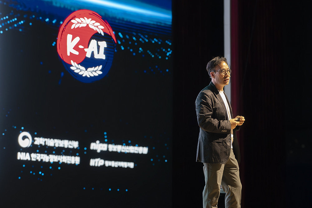 김성훈 업스테이지 대표가 지난 12월 30일, 독자AI파운데이션 모델 1차 발표회에서 솔라-오픈-100B 모델을 공개 중이다 / 출처=IT동아